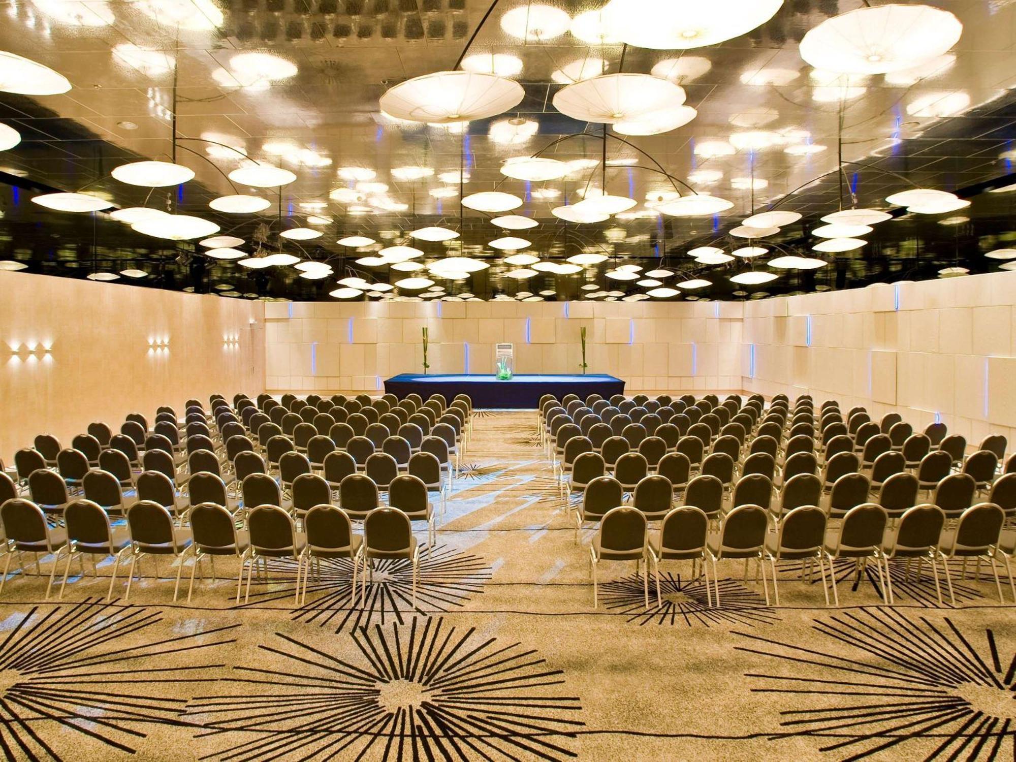 Pullman Pattaya Hotel G - SHA Extra Plus Bagian luar foto The ballroom