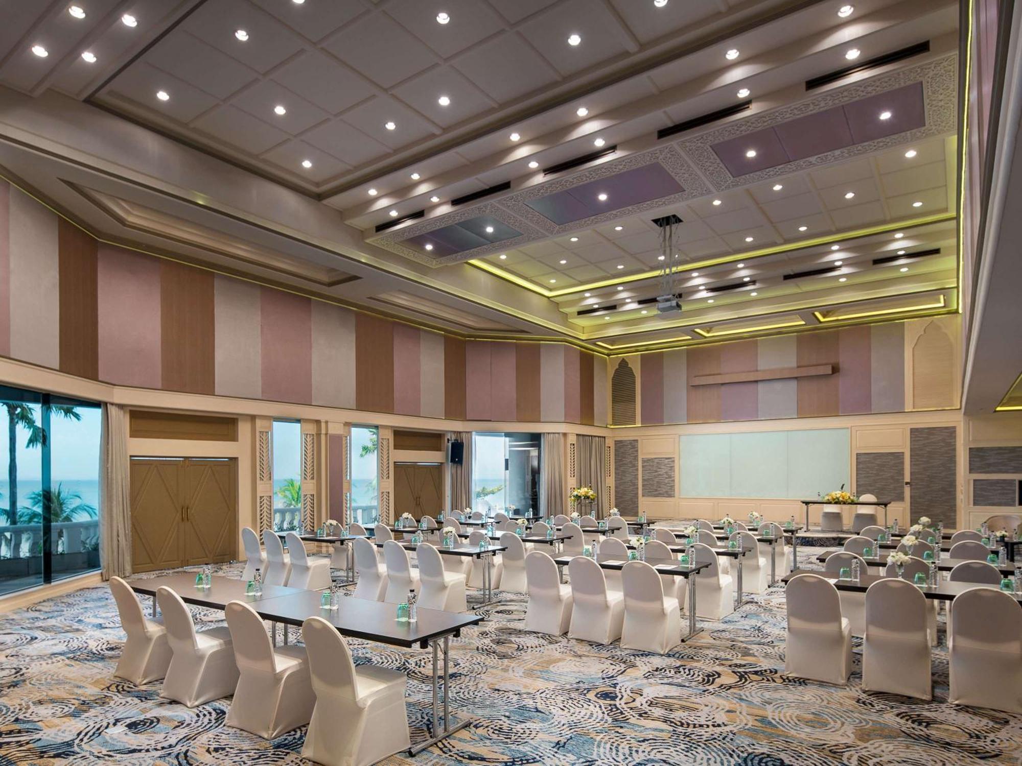 Pullman Pattaya Hotel G - SHA Extra Plus Bagian luar foto The ballroom