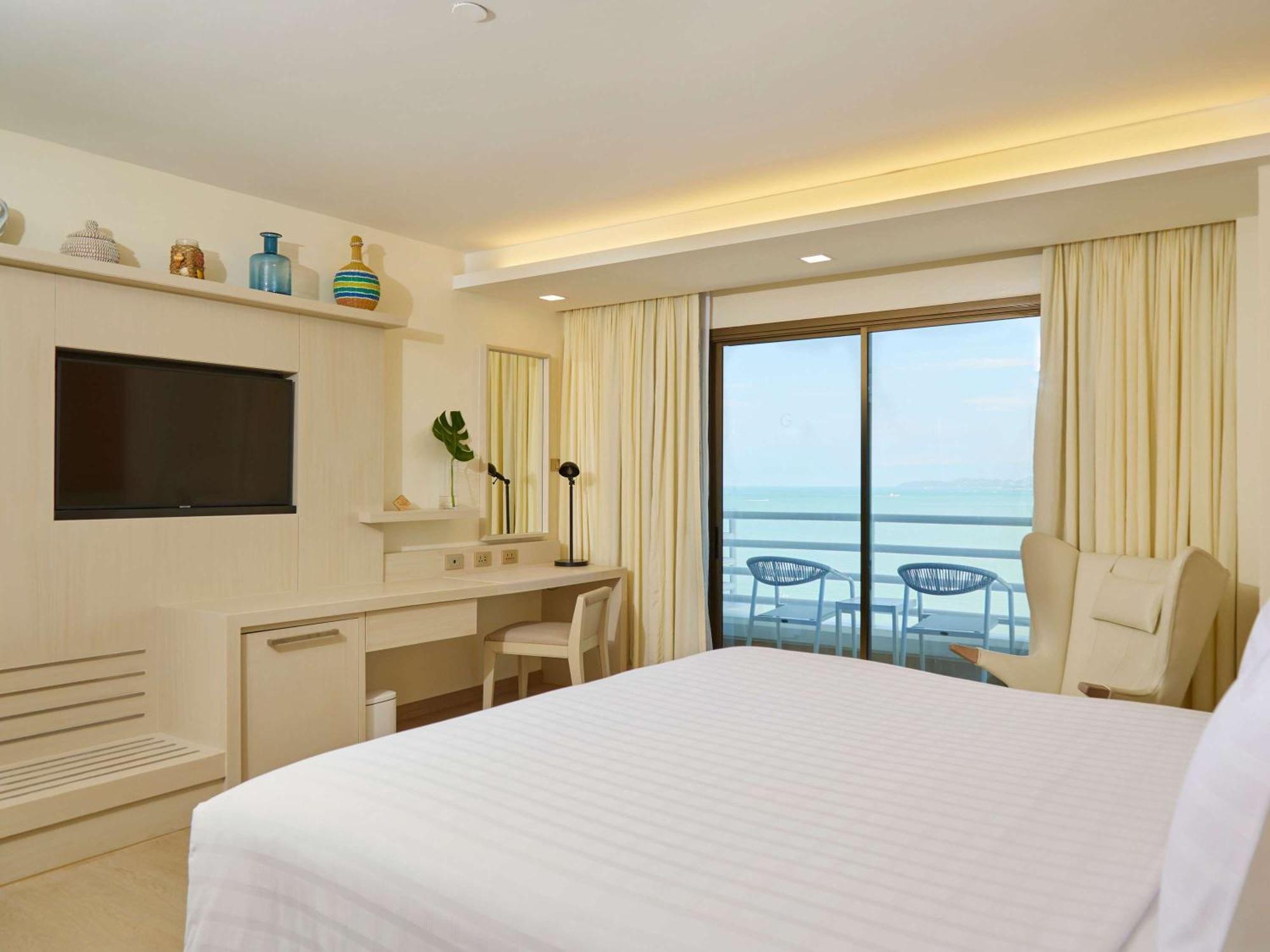 Pullman Pattaya Hotel G - SHA Extra Plus Bagian luar foto A bedroom at the Hilton Phuket Arcadia Resort and Spa