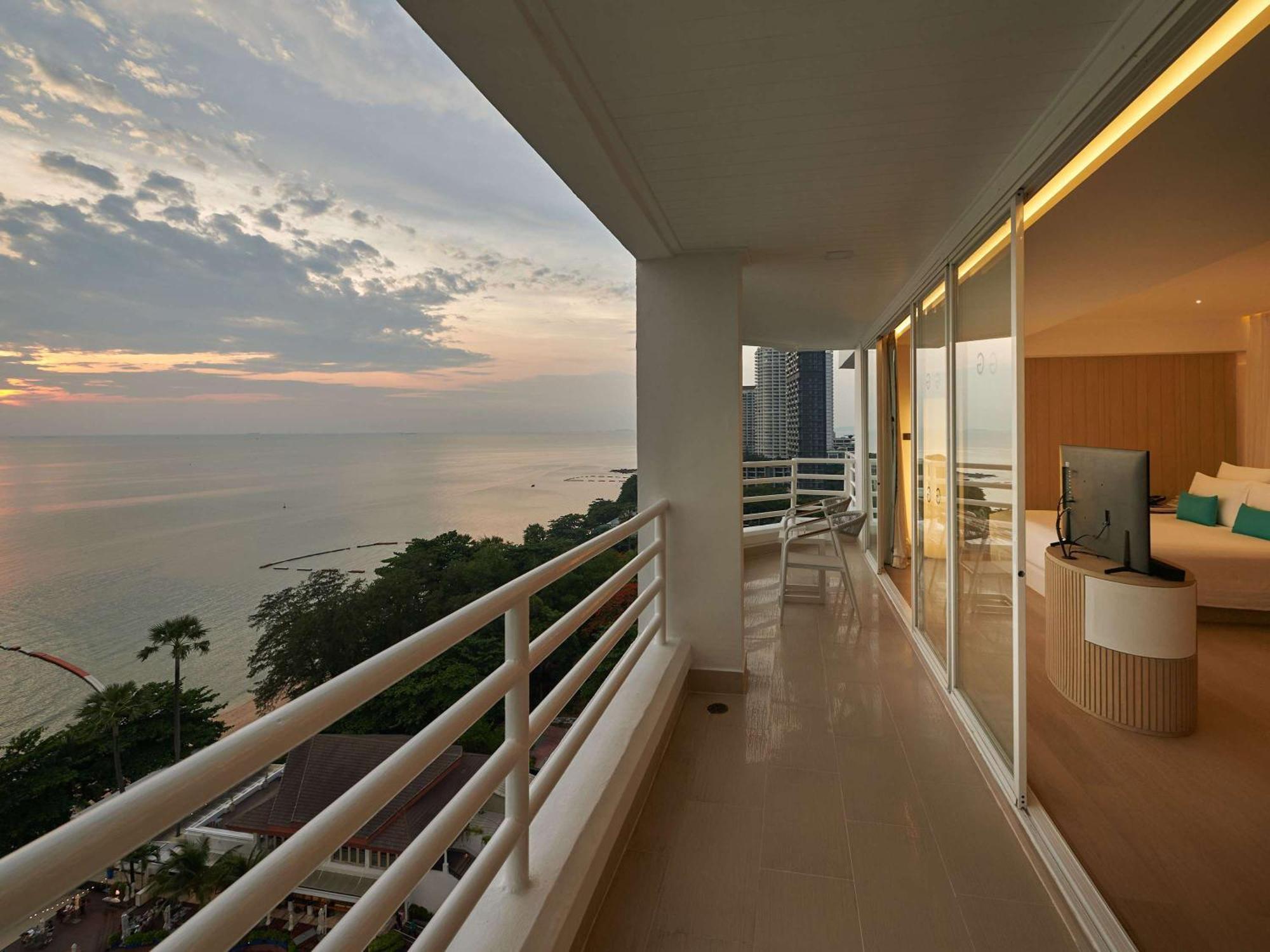 Pullman Pattaya Hotel G - SHA Extra Plus Bagian luar foto A balcony