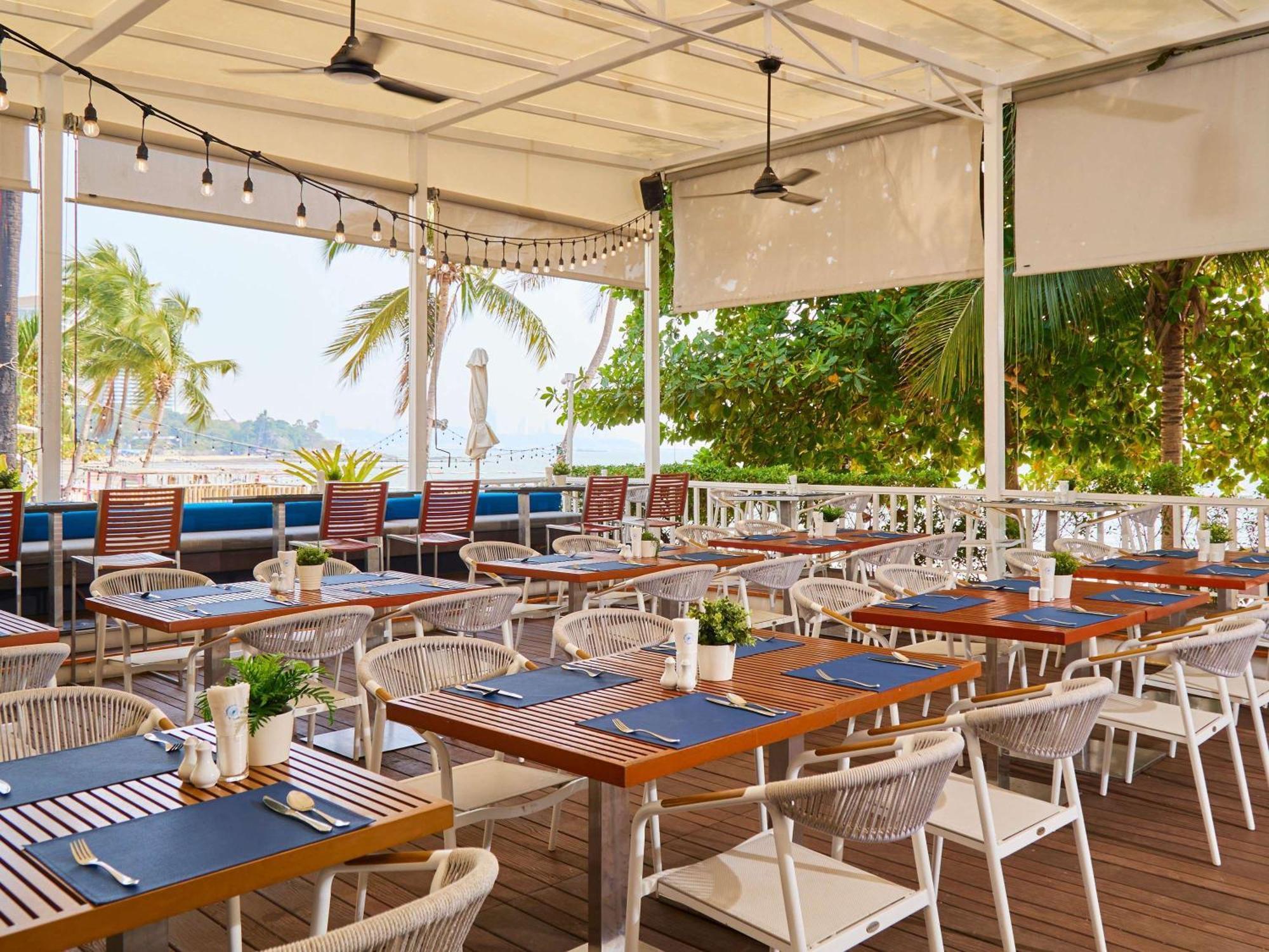 Pullman Pattaya Hotel G - SHA Extra Plus Bagian luar foto The Deck