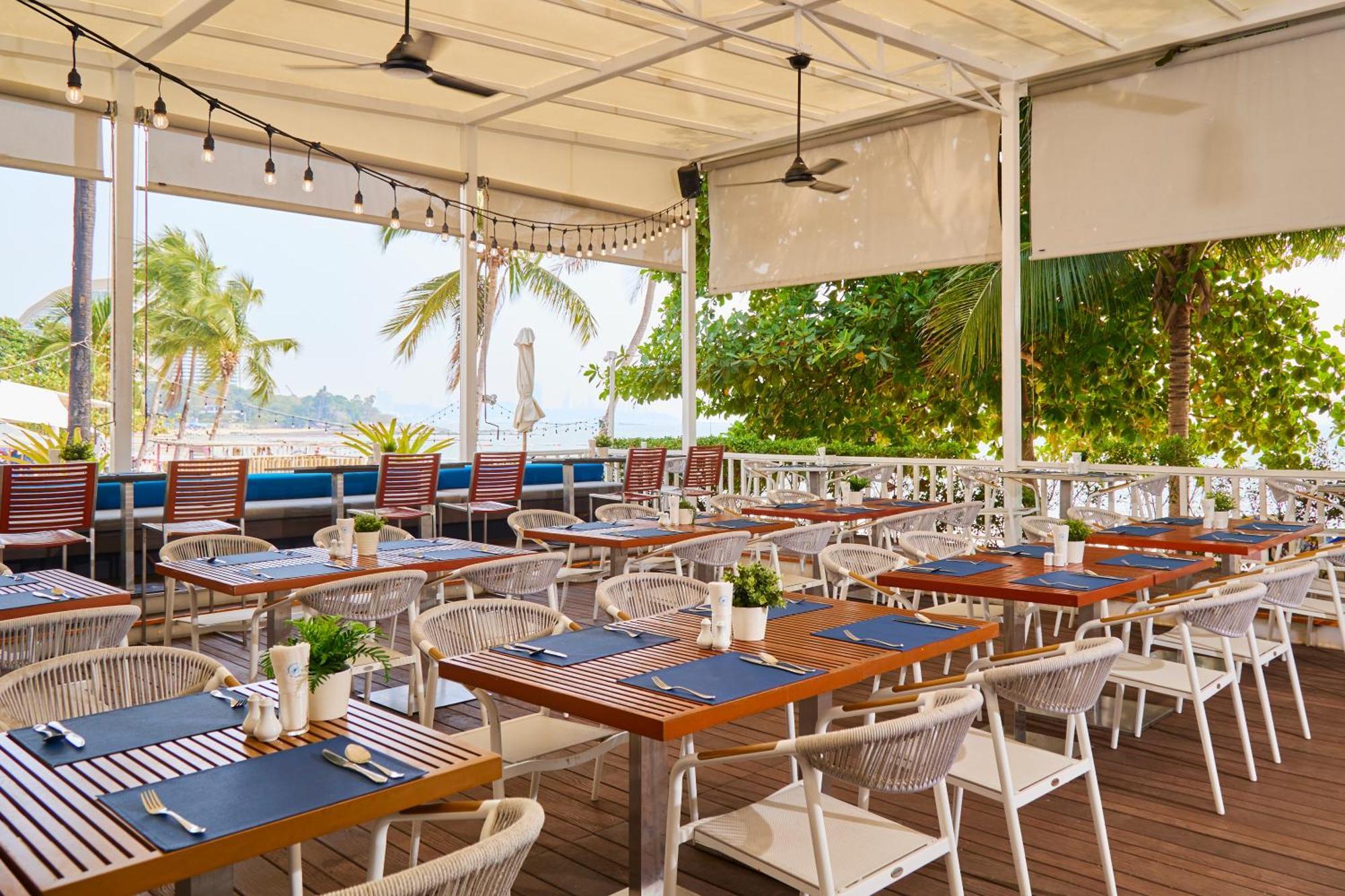 Pullman Pattaya Hotel G - SHA Extra Plus Bagian luar foto The Deck